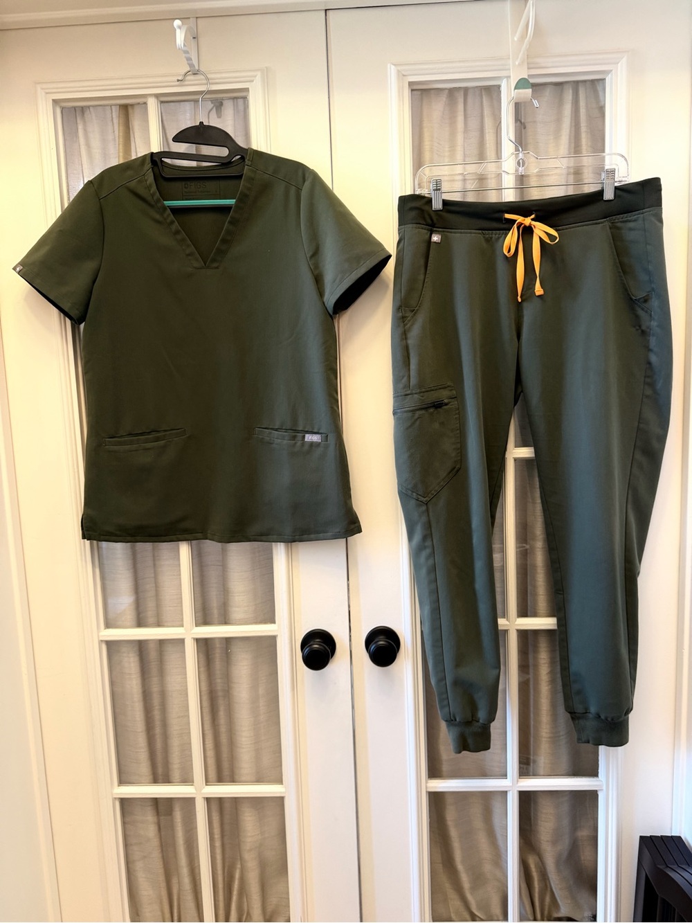Small/Medium Moss Olive Green Women’s Figs w/ Zamora Joggers